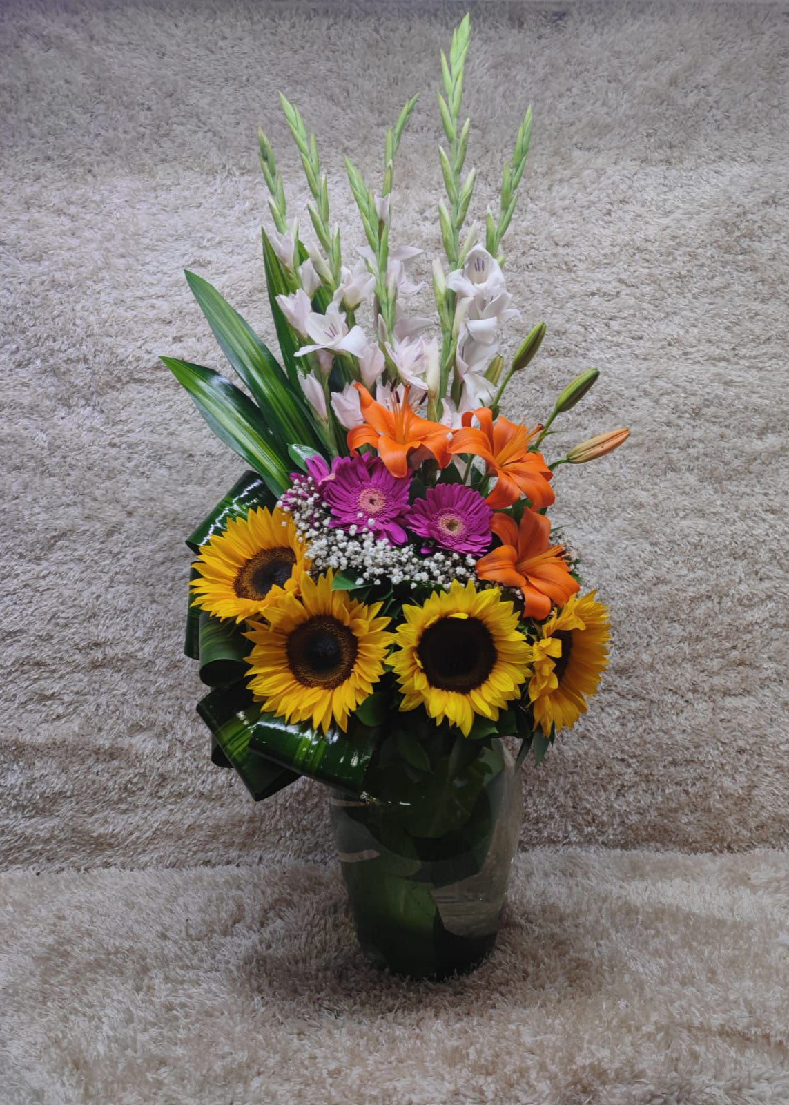 Arreglo de girasoles y colores vivos