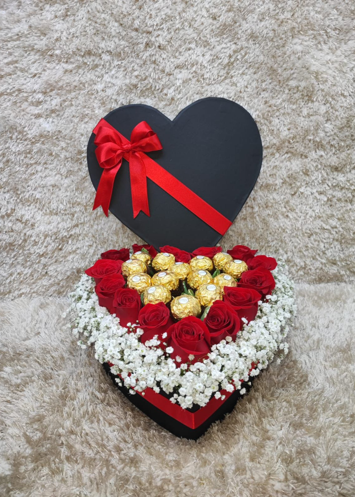 Corazón de rosas y chocolates