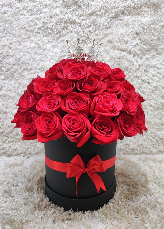 Caja negra con rosas y corona